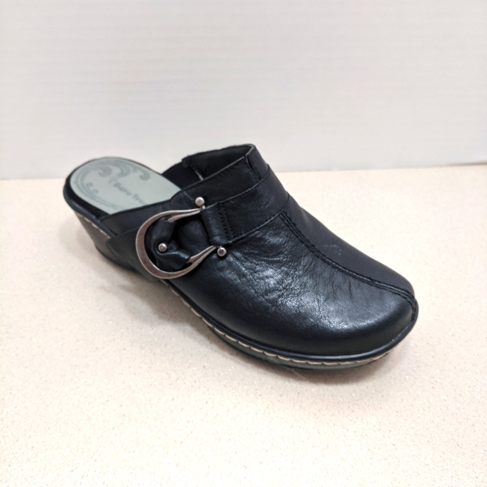 BareTraps Fall Quashed Style Black w/Silver Buckle. Size 7.5M